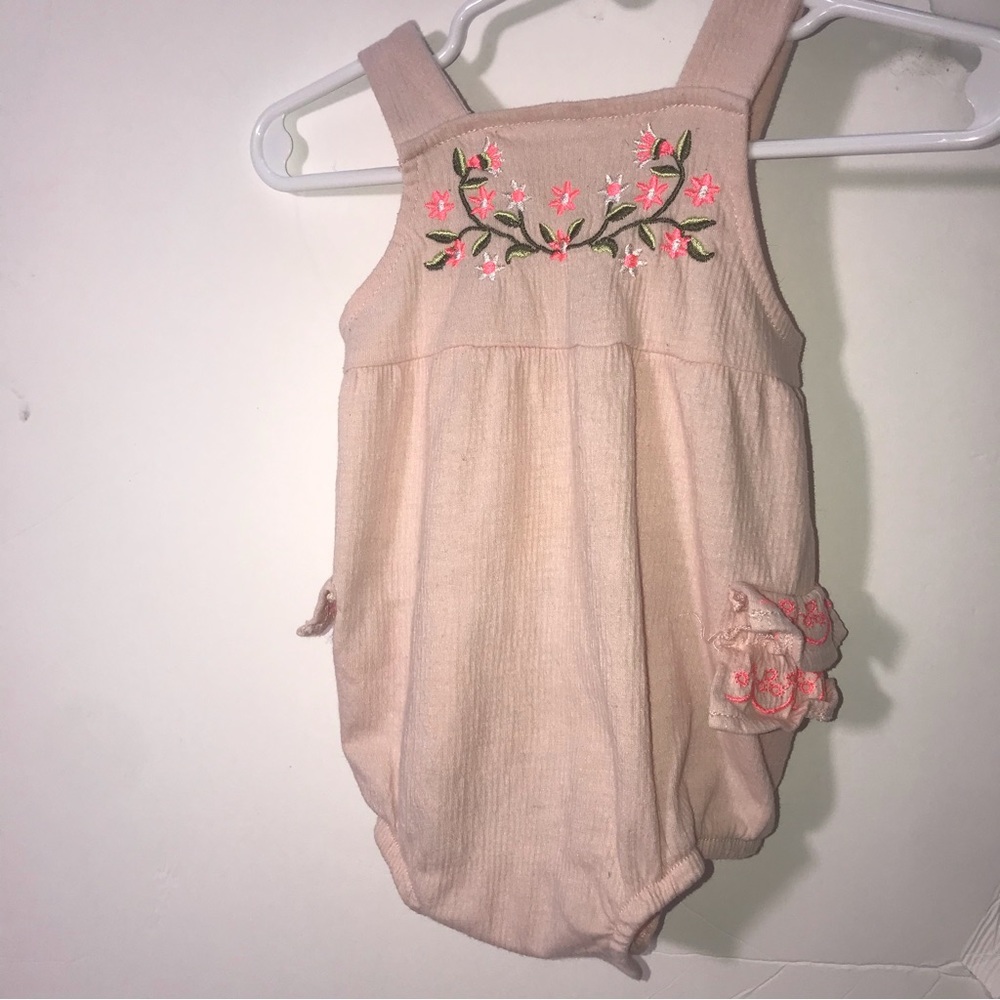 Peach sleeveless ruffled bottom romper 6-9 m with floral design.
